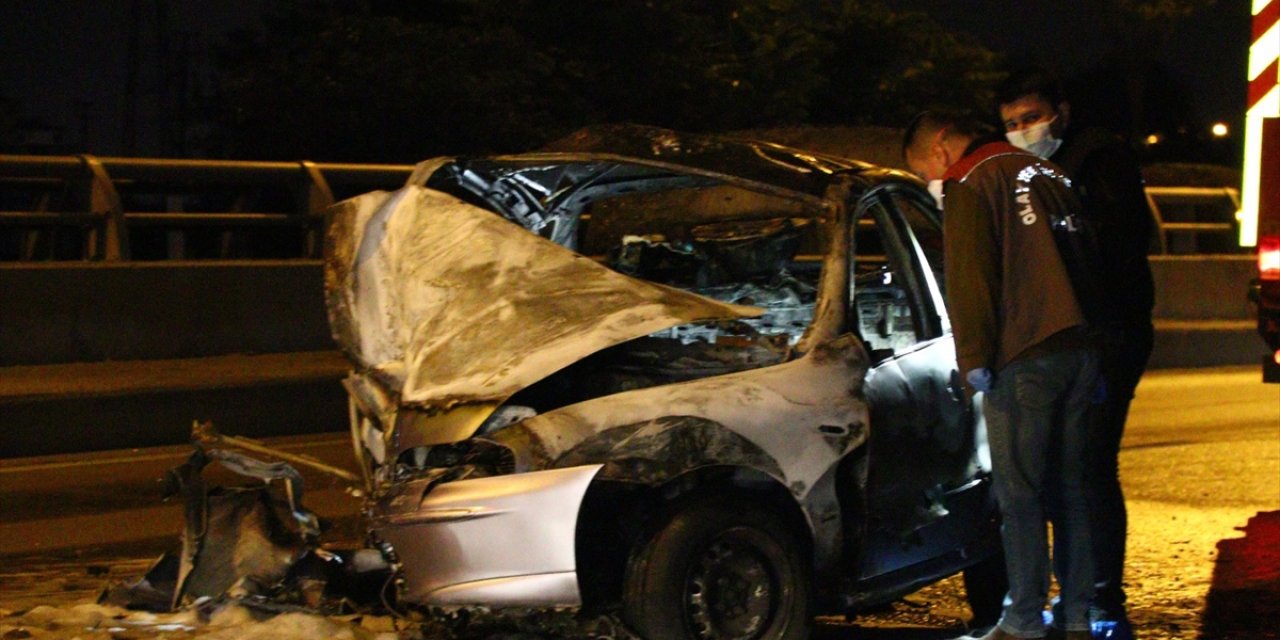 Çarpmanın ardından yanmaya başlayan araçta mahsur kalan sürücü hayatını kaybetti