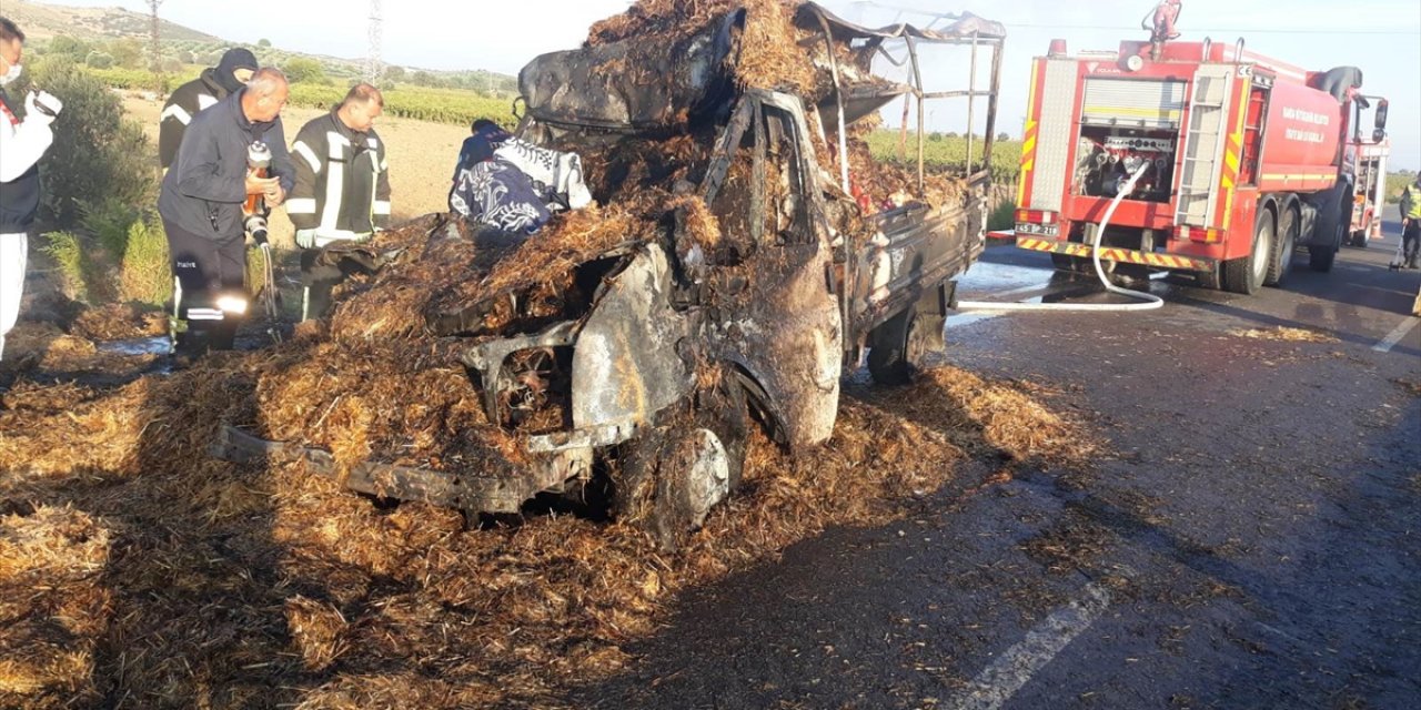 Kamyonetin çarptığı kamyondaki samanlar alev aldı, araçta sıkışan genç yanarak hayatını kaybetti