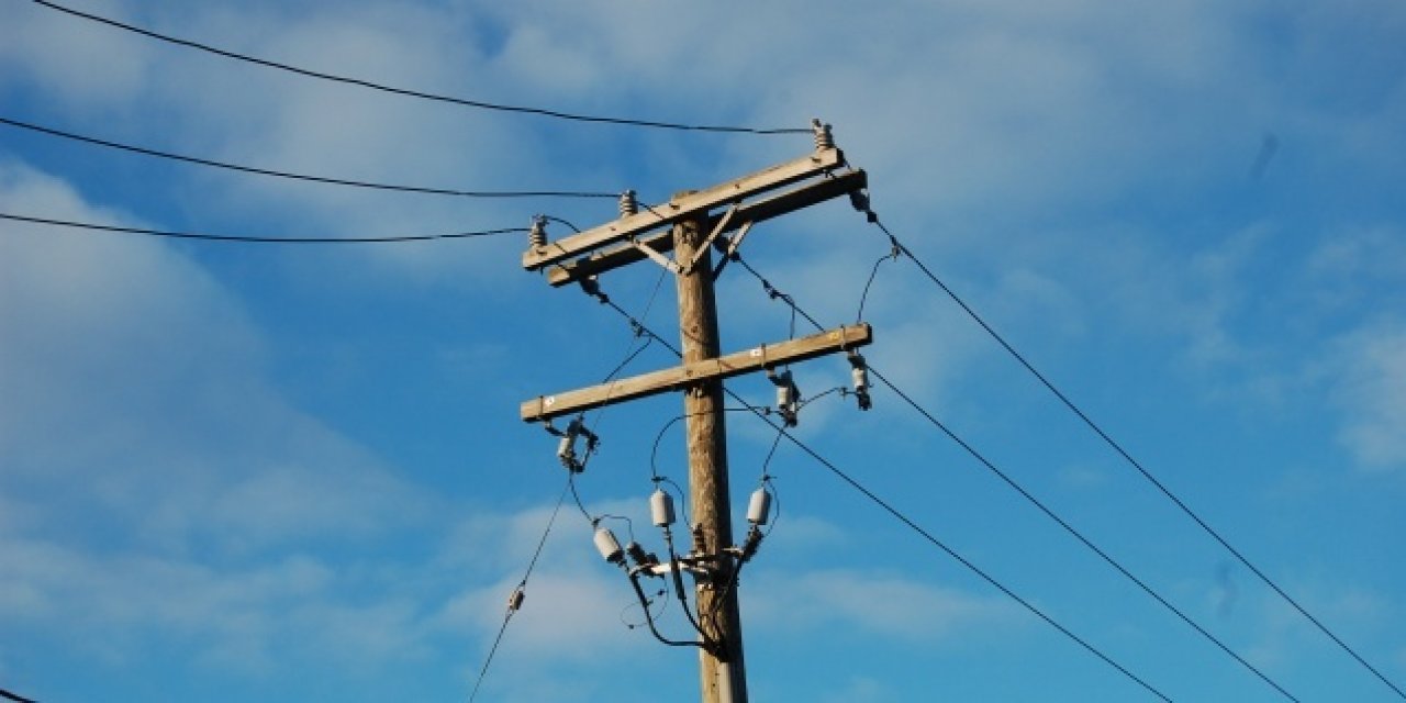 Elektrik direğine tuvaletini yaparken akıma kapılıp öldü