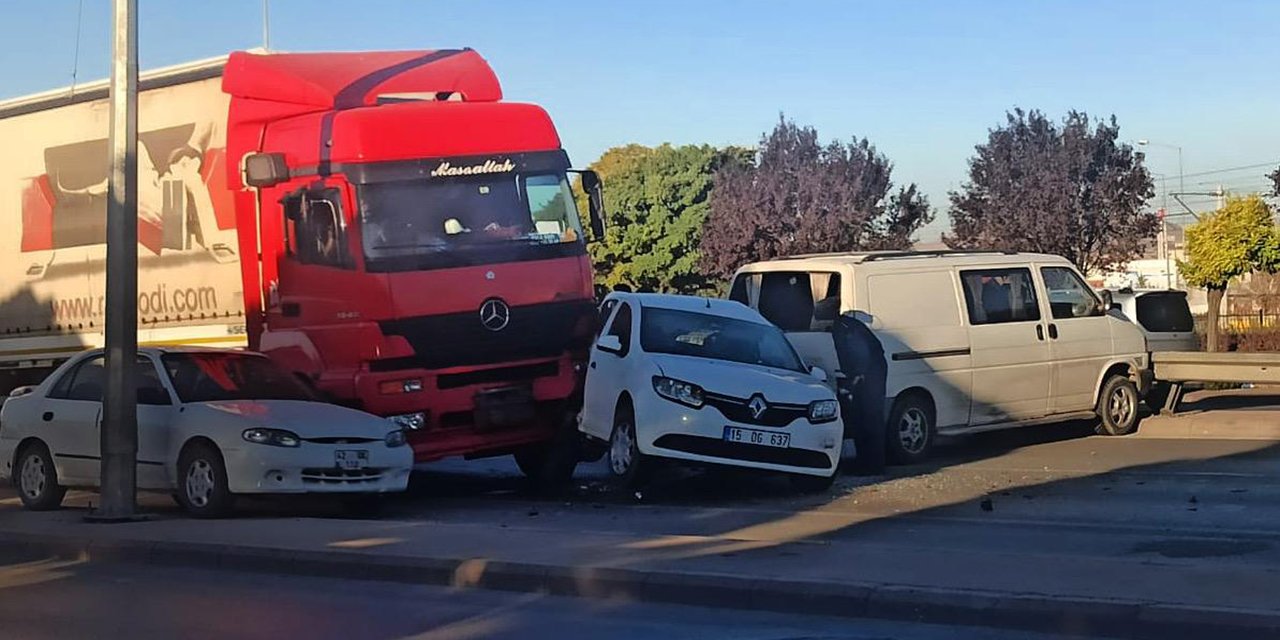 Konya’da zincirleme kaza! Biri TIR 3 araç birbirine girdi