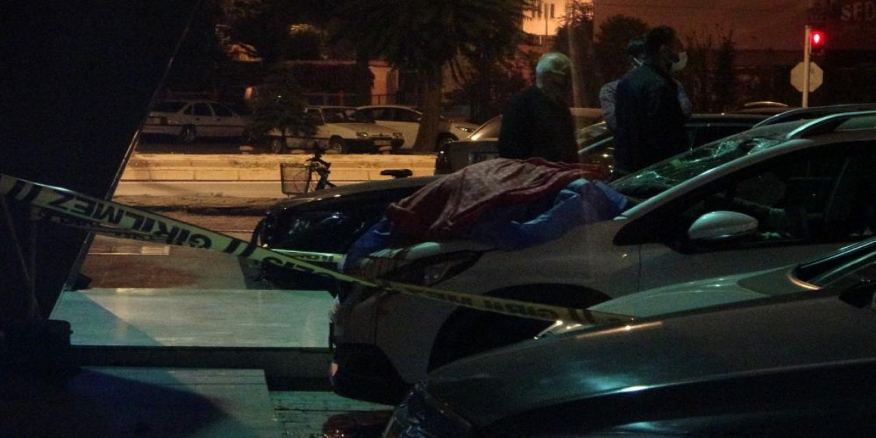 22 yaşındaki genç, 14. kattan otomobilin üzerine düştü