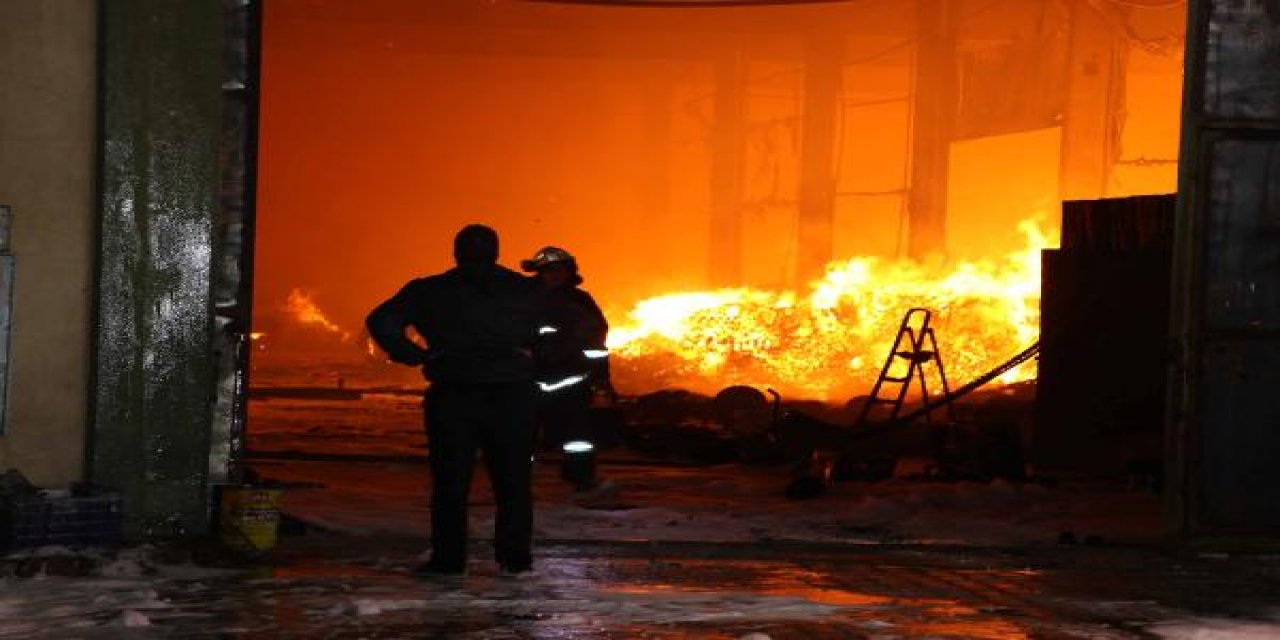 Kağıt fabrikası alevlere teslim oldu, onlarca ekip müdahale ediyor