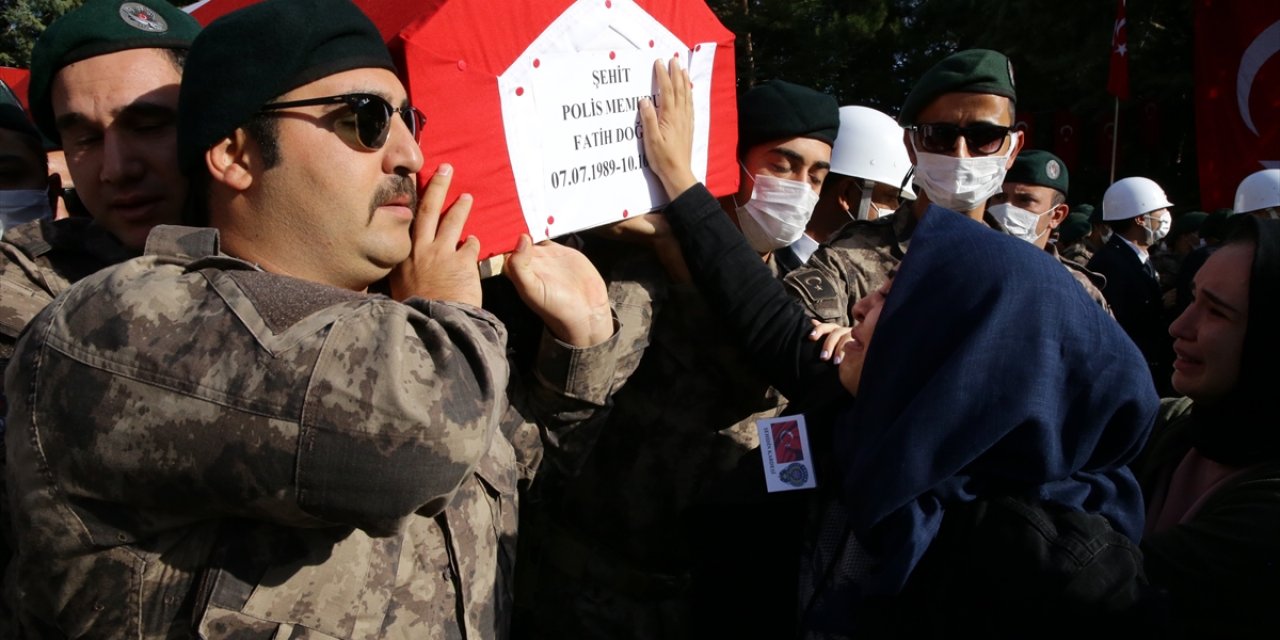 Fırat Kalkanı bölgesinde şehit olan iki Özel Harekat polisi için tören düzenlendi