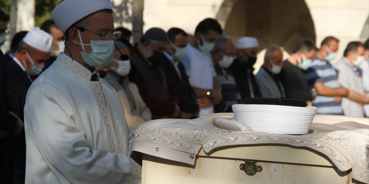 10 gün önce babasını kaybetmişti! Kovid-19'dan vefat eden genç imam toprağa verildi