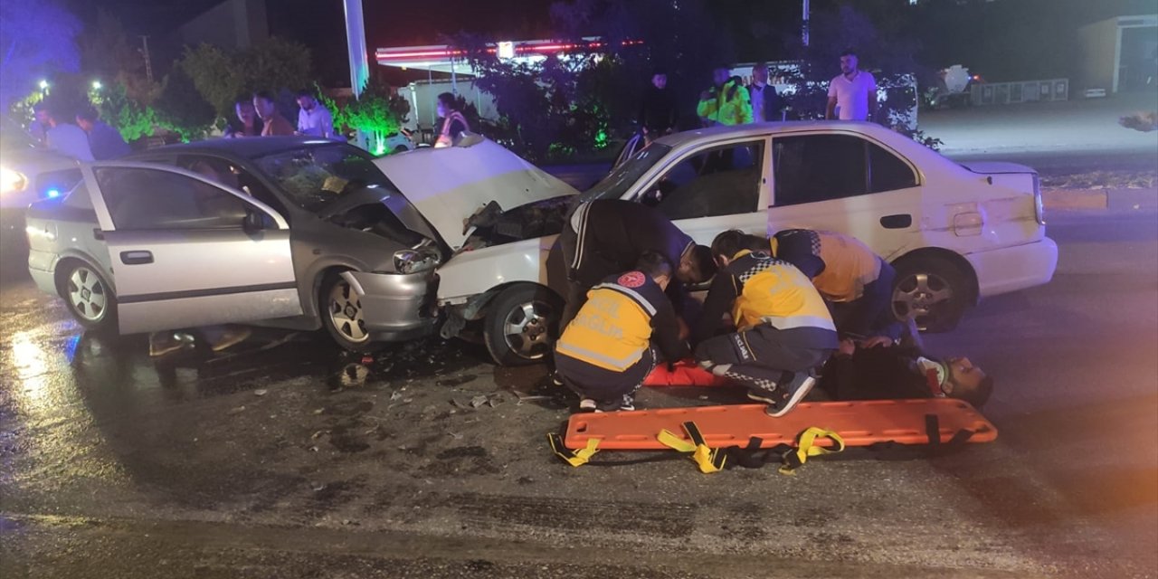 Karşı şeride geçen otomobil, başka bir araçla çarpıştı: 4 yaralı