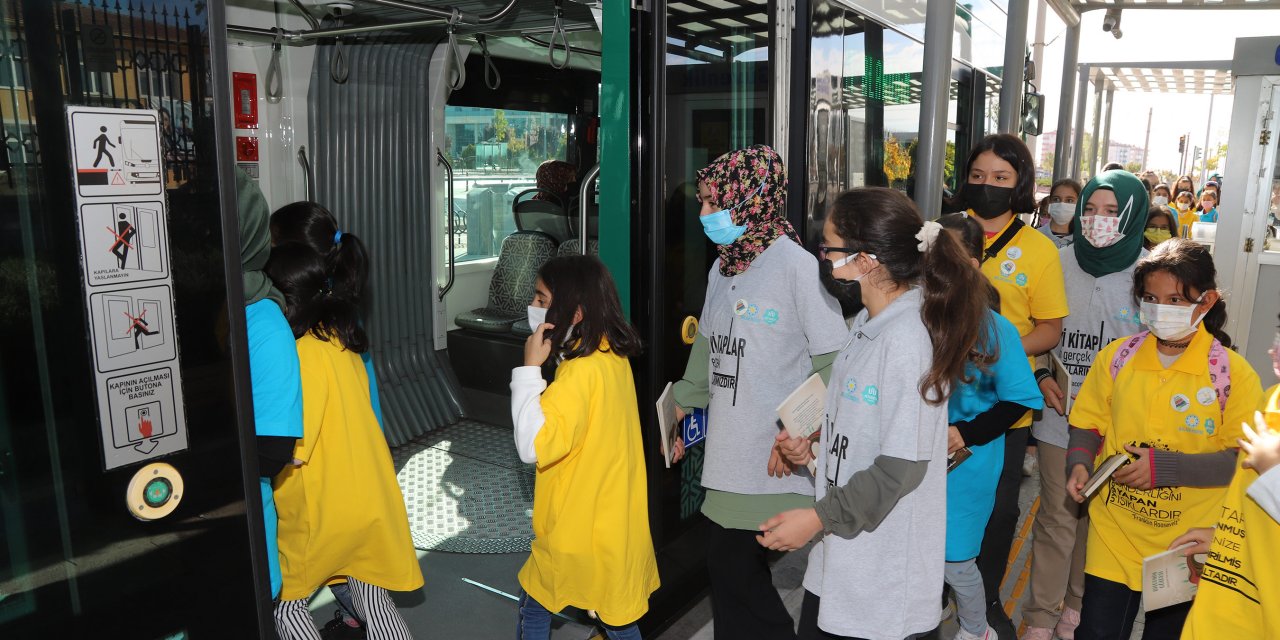 Konya'da tramvay yolcularına Bilgehane öğrencilerinden sürpriz