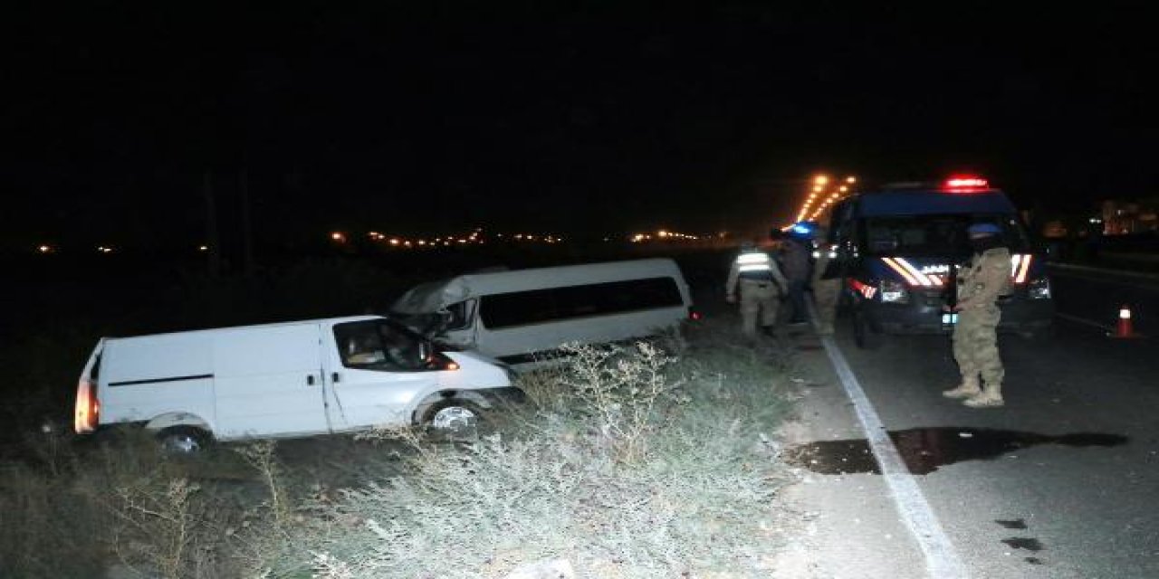 Minibüsle panelvanın çarpıştığı kazada 10 kişi yaralandı
