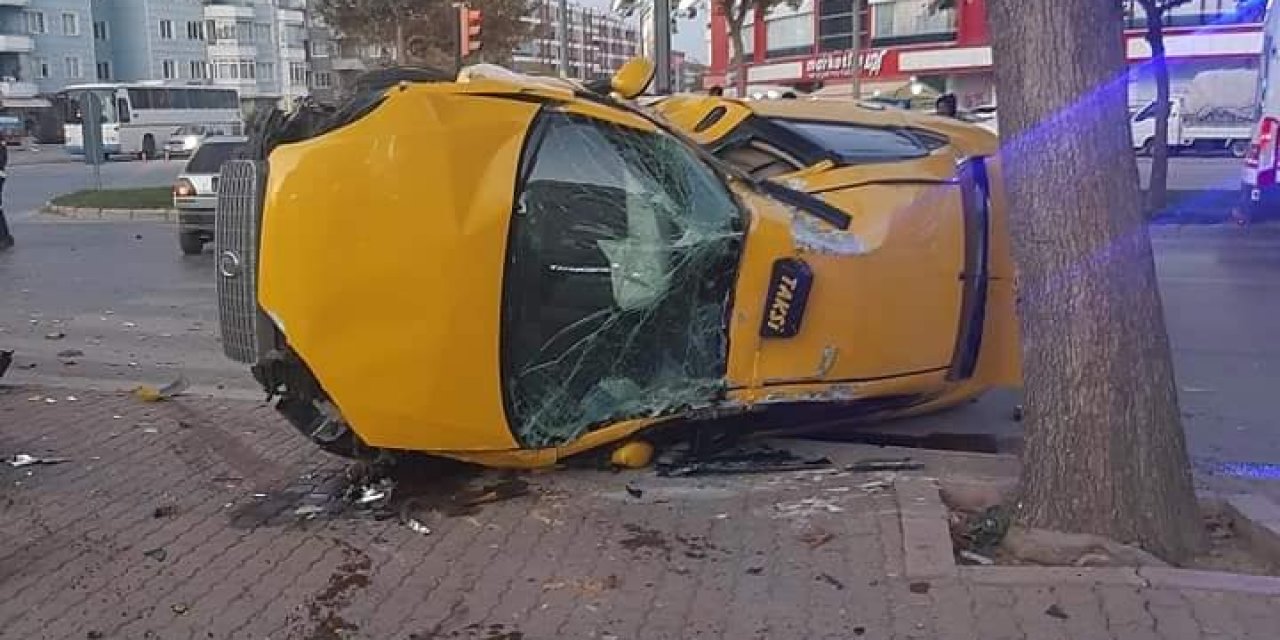 Konya’da iki otomobil çarpıştı, biri devrildi: 2 yaralı