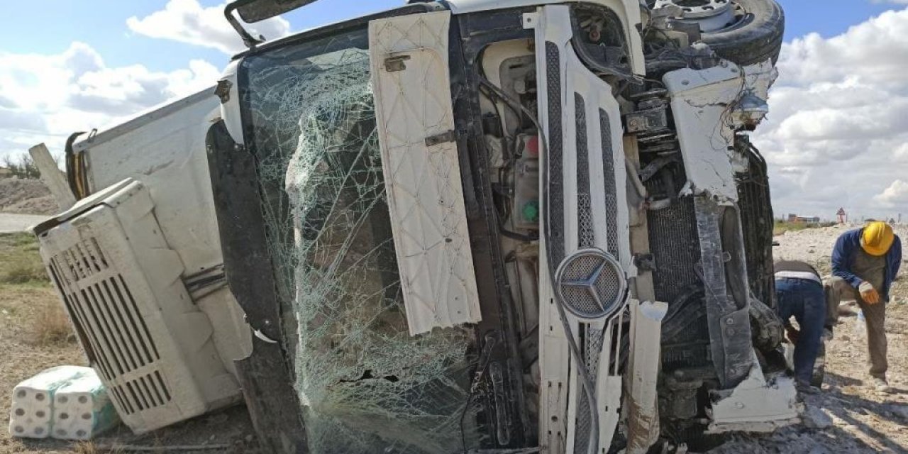 Konya yolunda devrilen TIR bu hale geldi, sürücü yara almadan çıktı