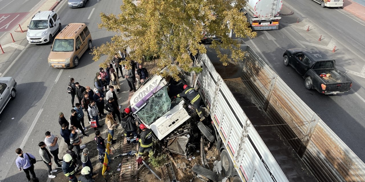 Konya’da korkutan kaza! Hızla gelen TIR yaya üst geçidine çarptı