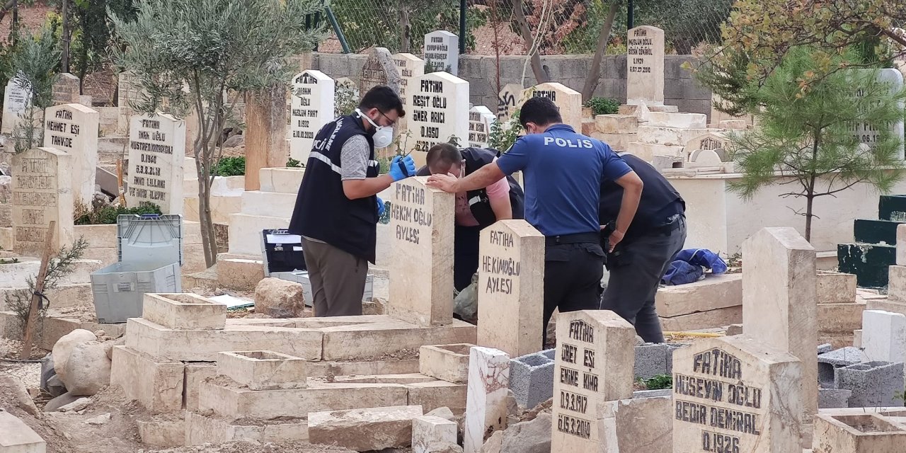 Mezarlık ziyaretine giden vatandaşlar, çantayla gömülmüş bebek cesedi buldu