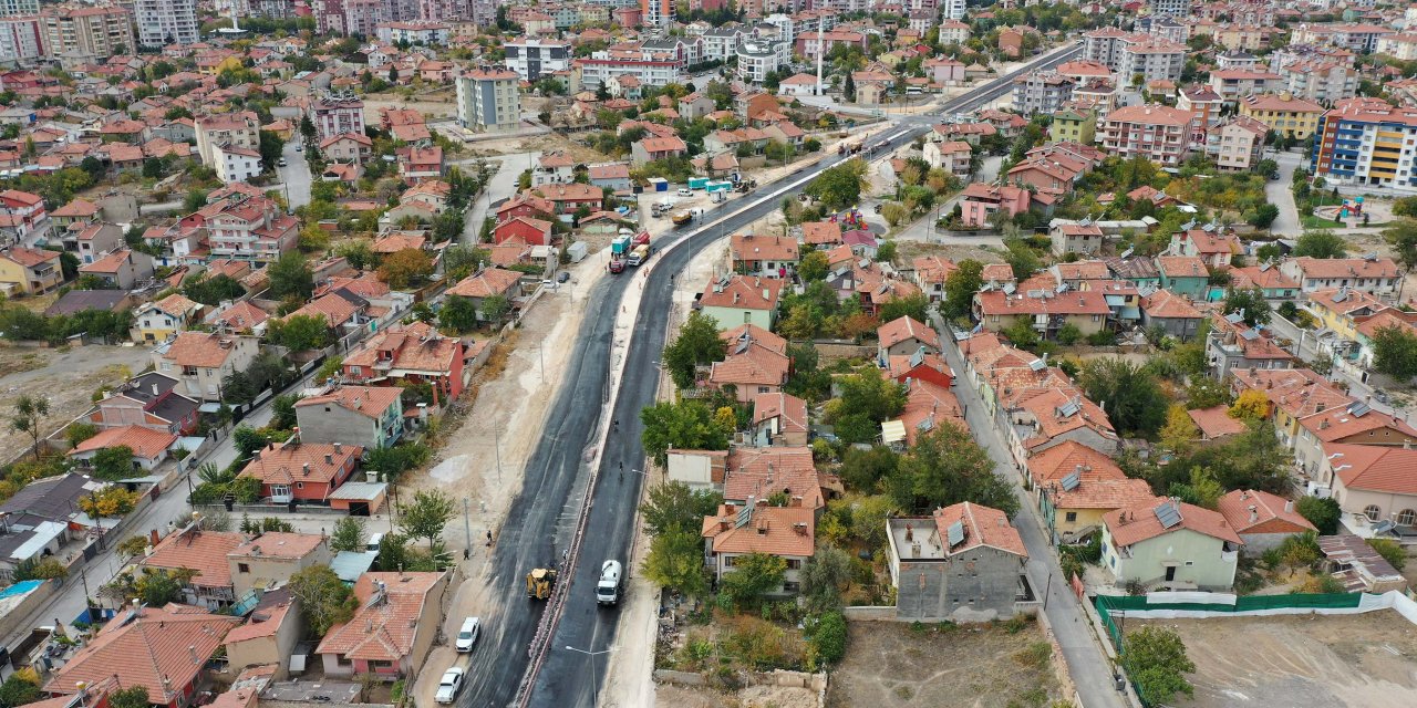 Konya trafiğini rahatlatacak yeni caddede asfalt çalışmaları tamamlandı