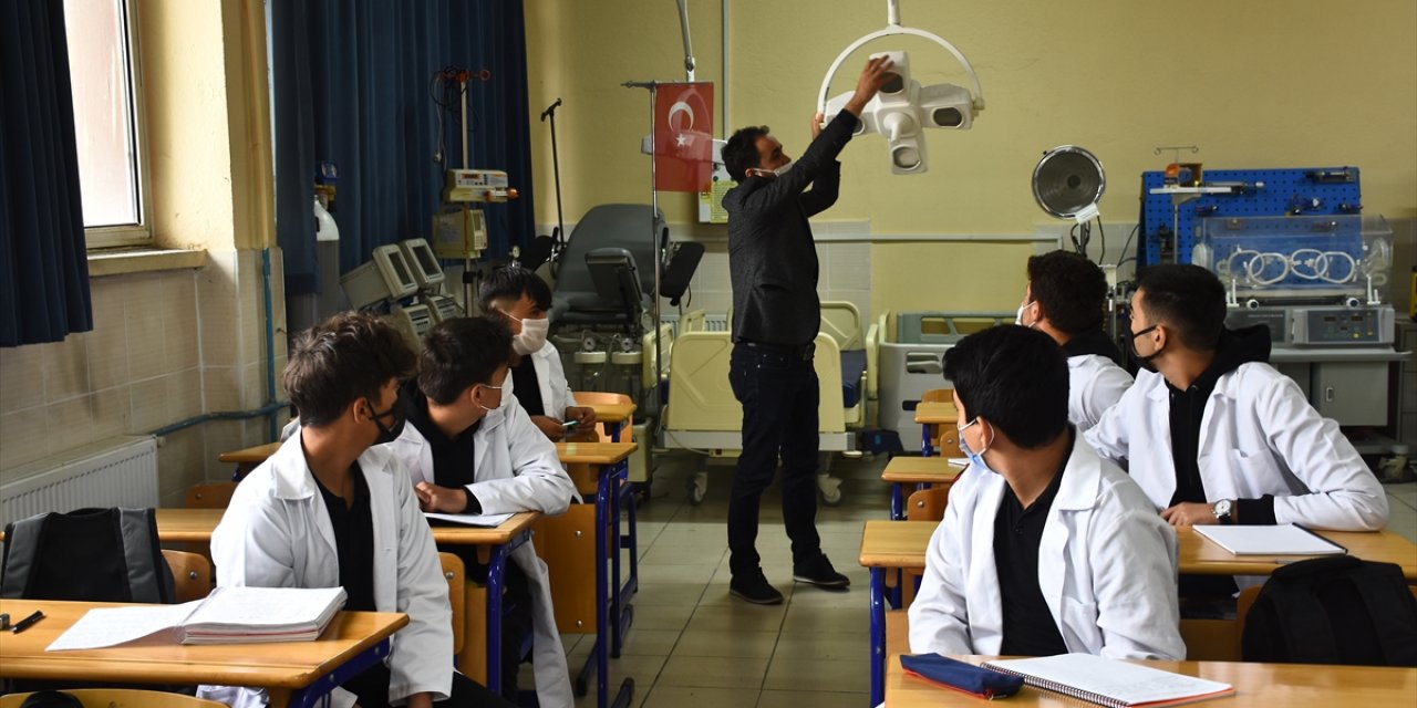 Konya'da bu lisenin öğrencileri mezun olur olmaz 6 bin lira maaşla işe başlıyor