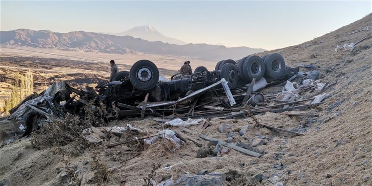 Şarampole uçan saman yüklü kamyon paramparça oldu: 2 ölü