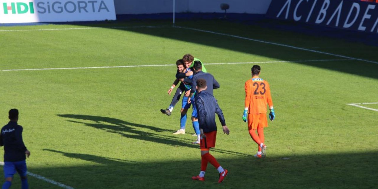 Rizespor ilk galibiyetini Selim Ay'ın 90+11. dakikada attığı golle ulaştı