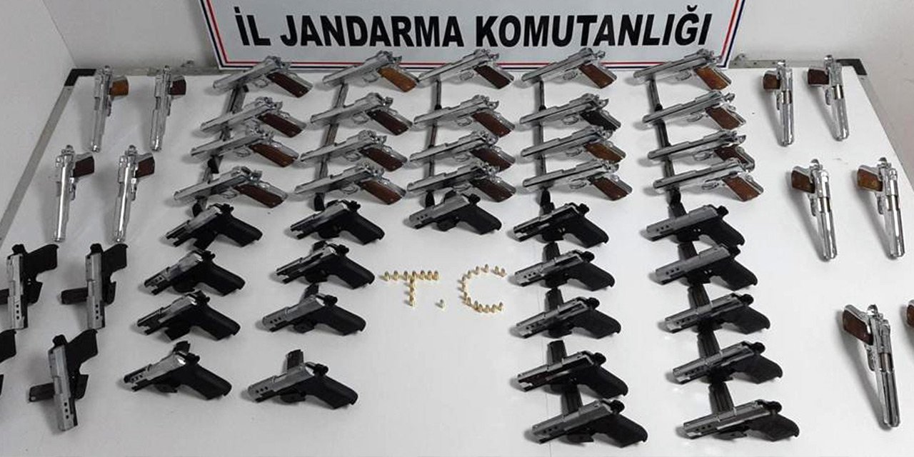 Konya'dan Isparta'ya ruhsatsız silah sevkiyatı jandarmaya takıldı: 53 tabanca ele geçirildi