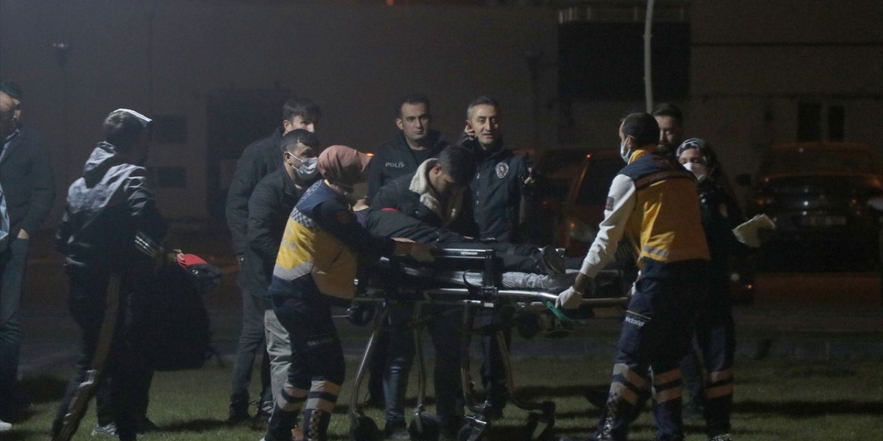 17 yaşındaki genç, parkta arkadaşının bıçaklı saldırısına uğradı