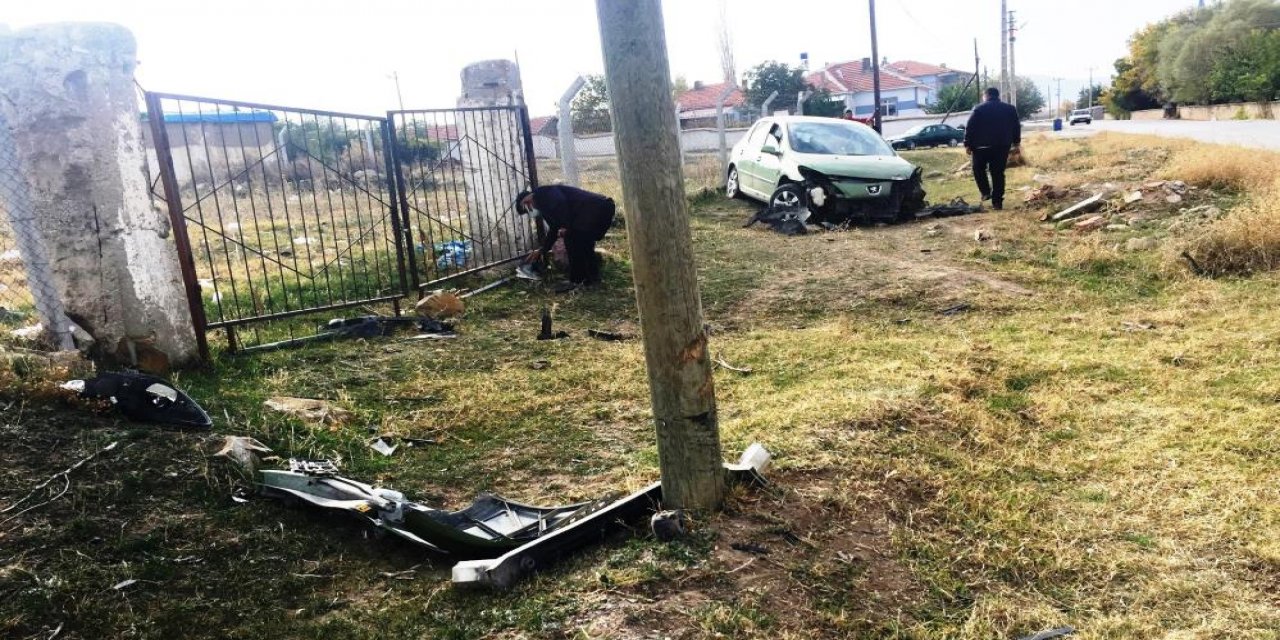 Konya'da kaza! Kontrolden çıkan otomobil önce direğe, sonra kapıya çarptı