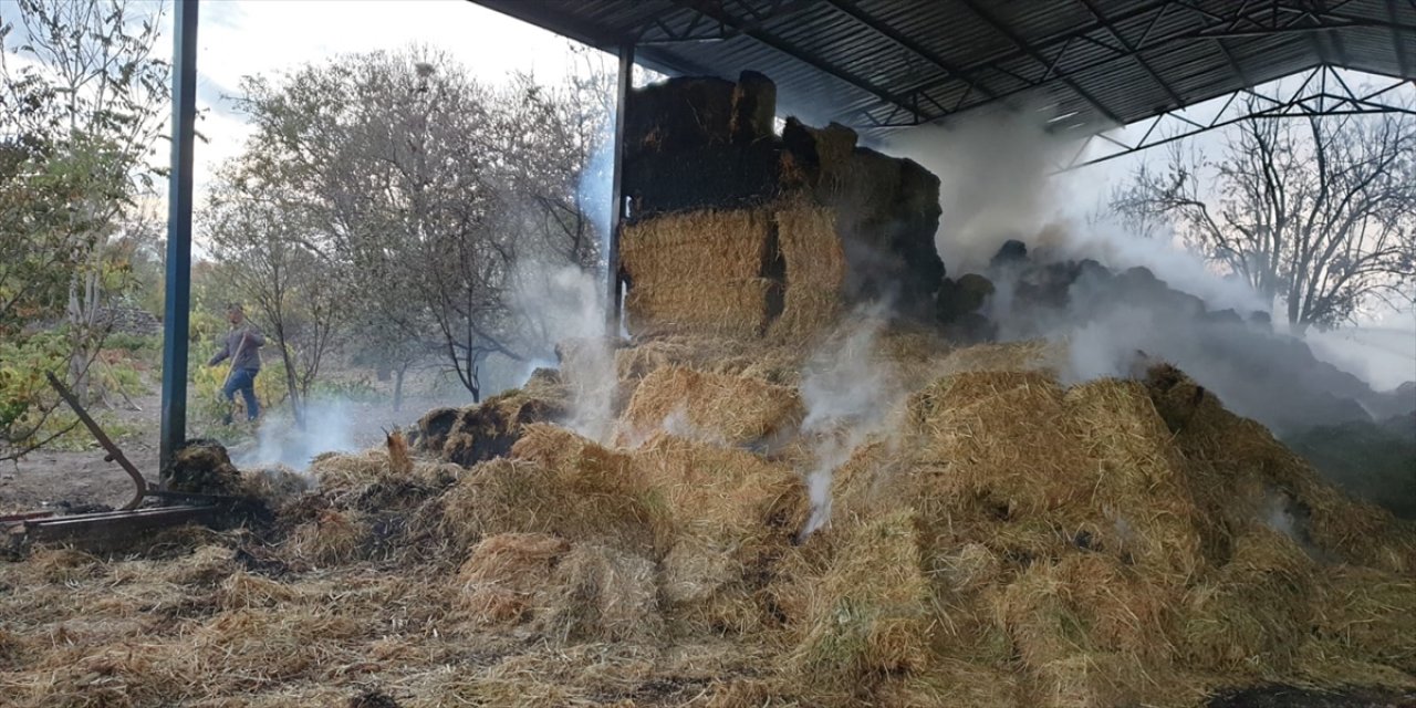 Konya'da yangın! 30 ton saman kül oldu