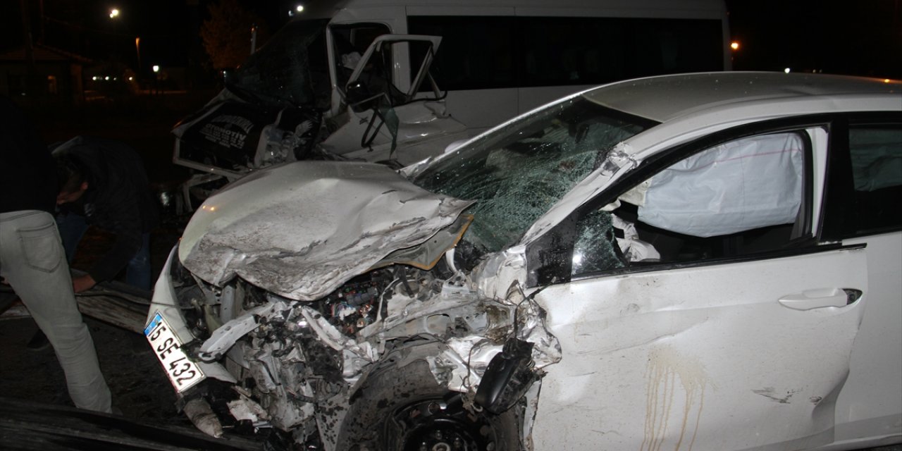 Konya'da yolcu minibüsü ile otomobil çarpıştı: 8 yaralı