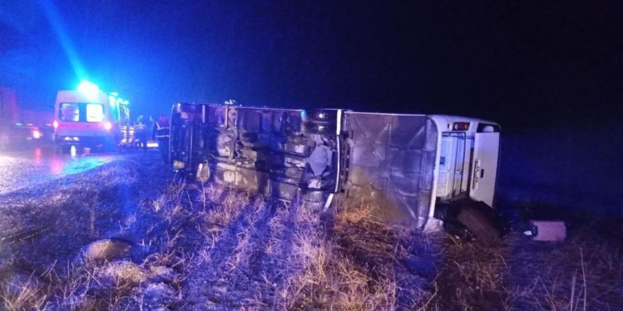 Sağlık çalışanlarını taşıyan tur midibüsü devrildi: 1 doktor öldü, 24 yaralı var