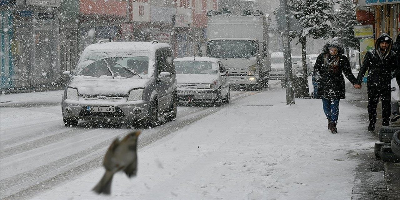 Yoğun kar yağışıyla iki ilimizin merkezi beyaza büründü!