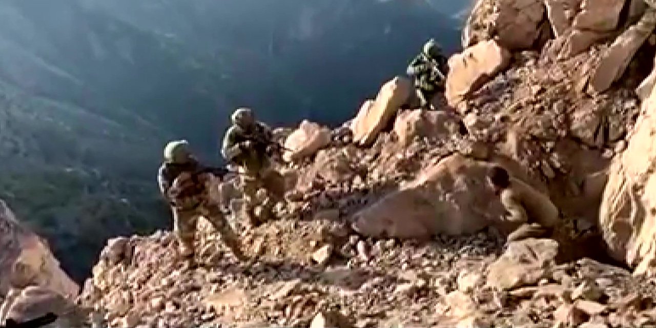 Komandolar mağaradaki 4 PKK'lı teröristi böyle teslim aldı