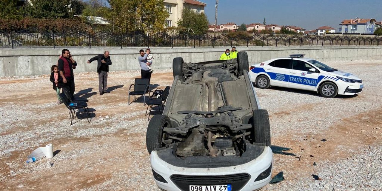 Konya’da otomobil devrildi, vatandaşlar; su, peçete ve sandalyeyle yardıma koştu