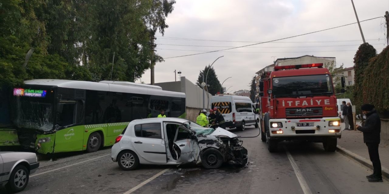 Belediye otobüsü ile otomobil çarpıştı: Biri ağır 3 yaralı