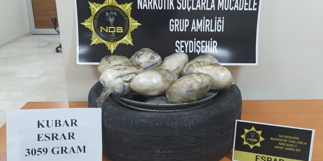 Konya'da uyuşturucu ele geçirilen iki araçtaki 3 kişi gözaltına alındı
