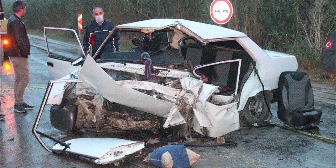 Çarpışan iki otomobilden biri bu hale geldi, içinden karı kocanın cesedi çıktı