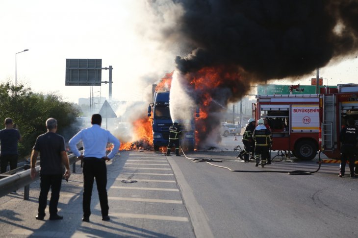 Oyuncak yüklü tır alev alev yandı