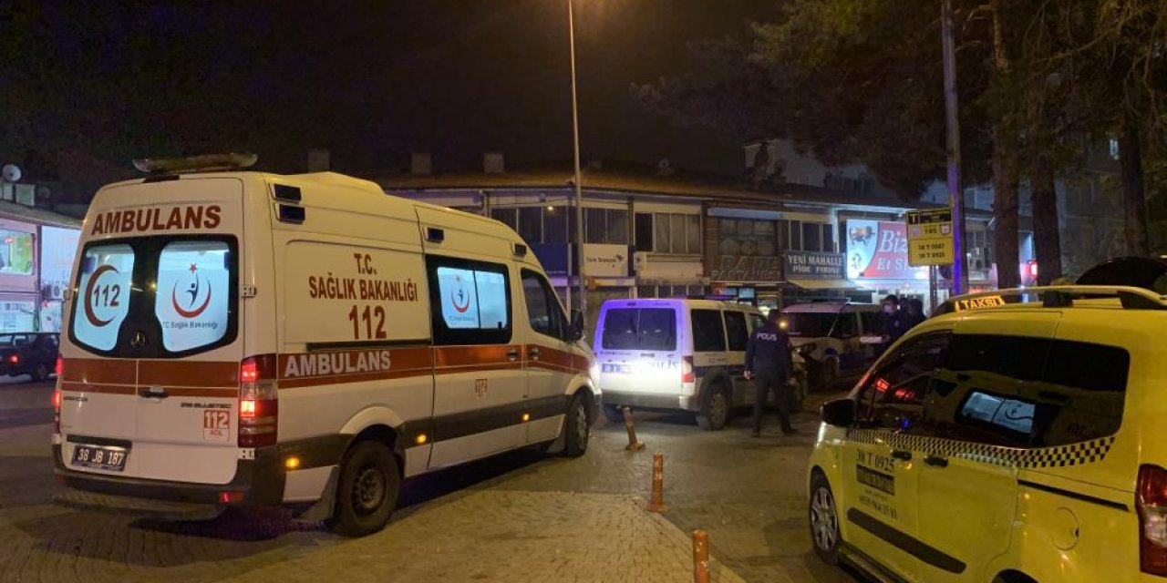 Bıçaklı kavgada yaralandı, kaçarken cami bahçesinde bayıldı