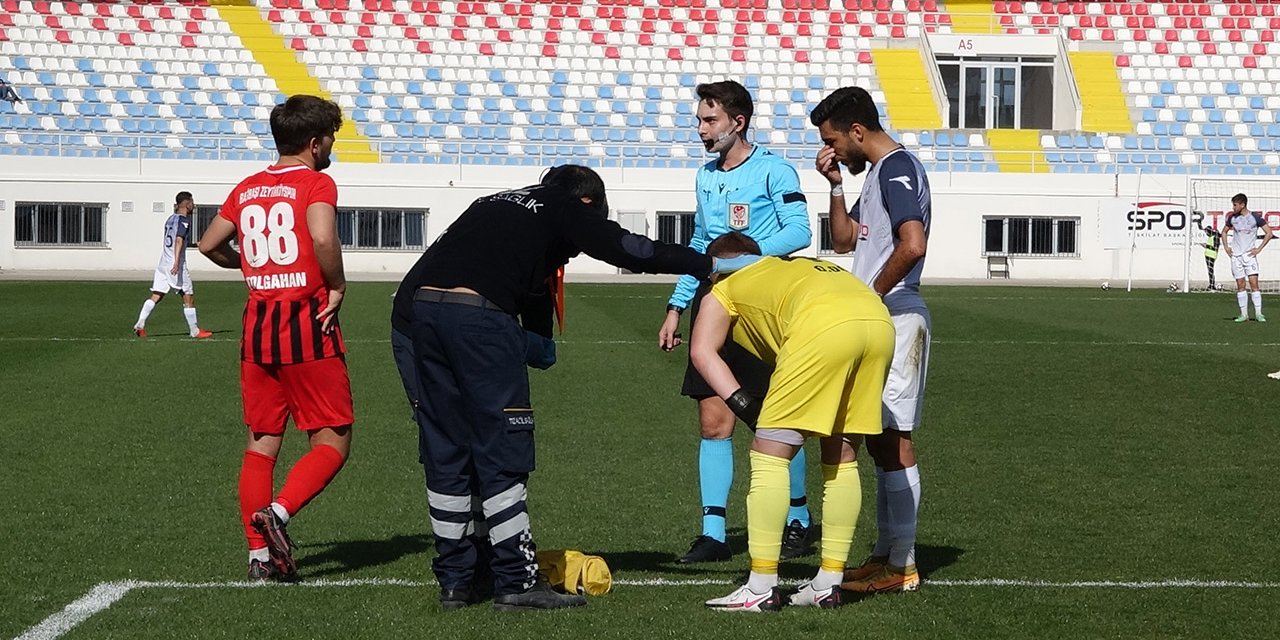 Futbol maçında kaleciyi arı soktu