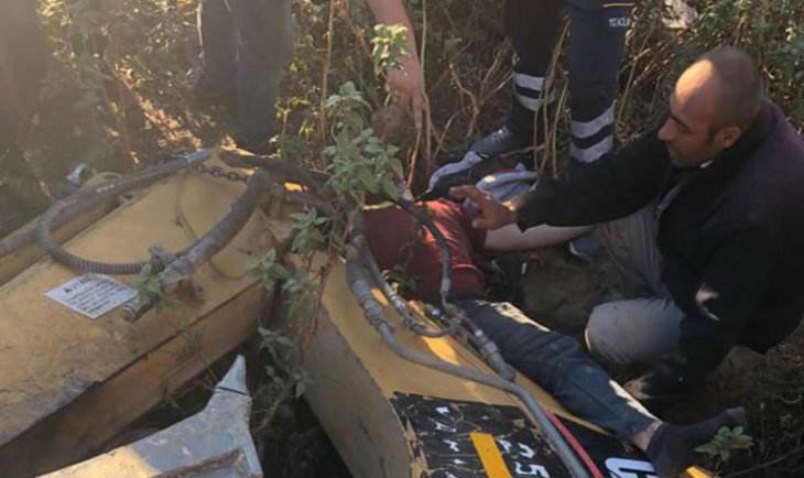 Konya’da iş makinesi devrildi, operatörü itfaiye kurtardı