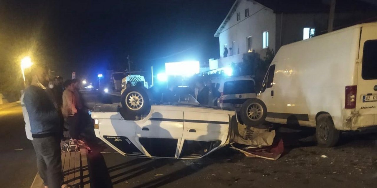 Konya’da park halindeki araca çarpan otomobil devrildi: 5 yaralı