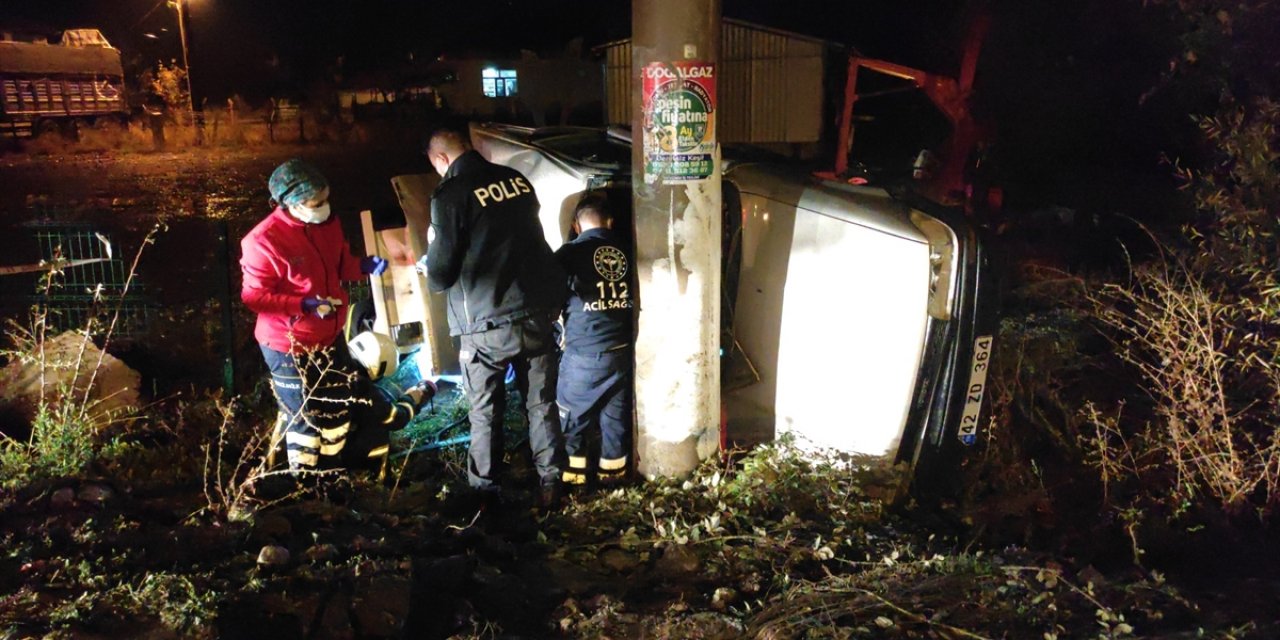 Konya'da direğe çarpan otomobil demir yığını haline geldi, sürücü öldü