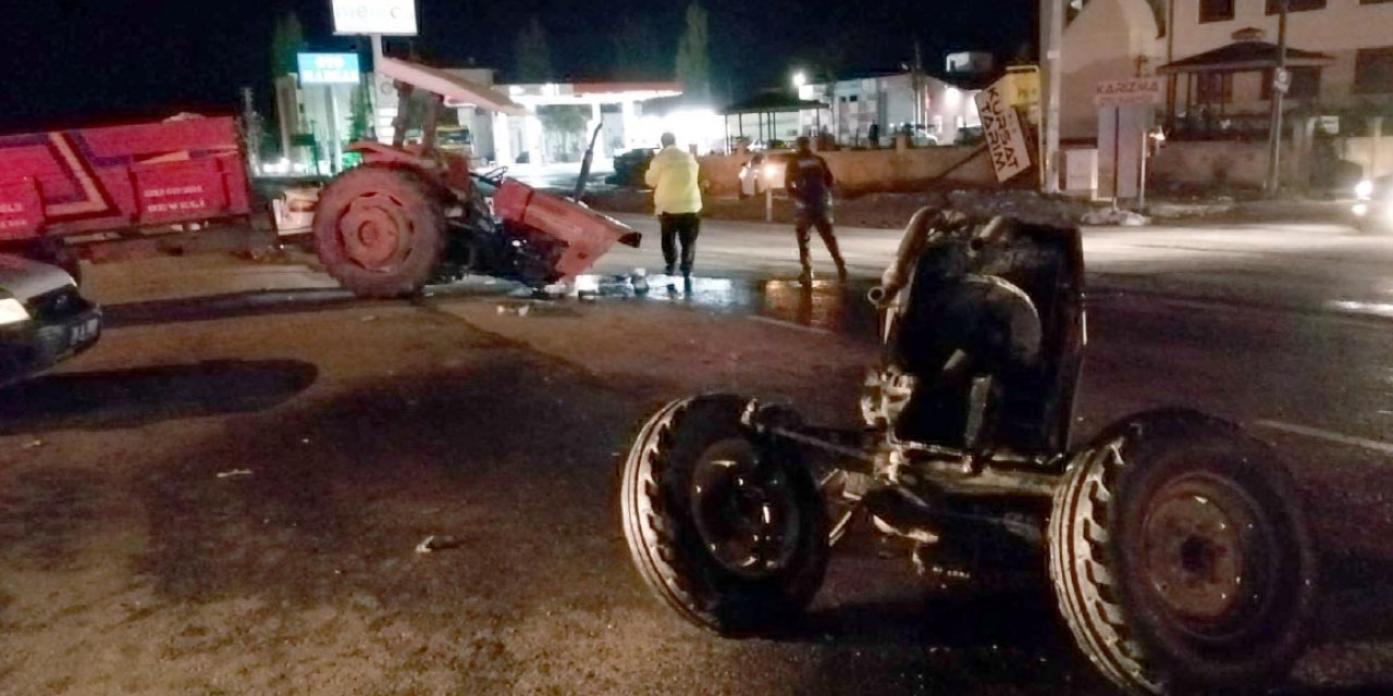 TIR'la çarpışan traktör ikiye bölündü, sürücü yaralı kurtuldu