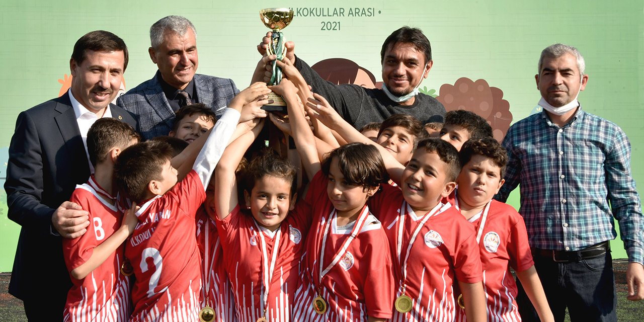 Konya'daki bu okul şampiyonluklara ambargo koydu! Kupayı Başkan Kılca verdi