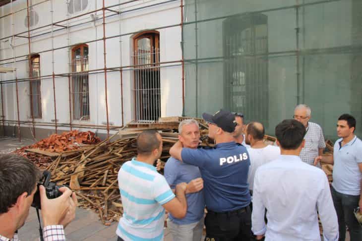 Ahmet Davutoğlu’na kayyum protestosu