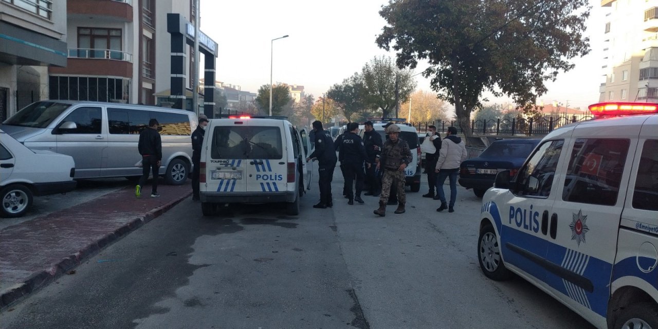 Konya'da Özel Harekat operasyonuyla yakalanan şüphelinin evinden uyuşturucu deposu çıktı