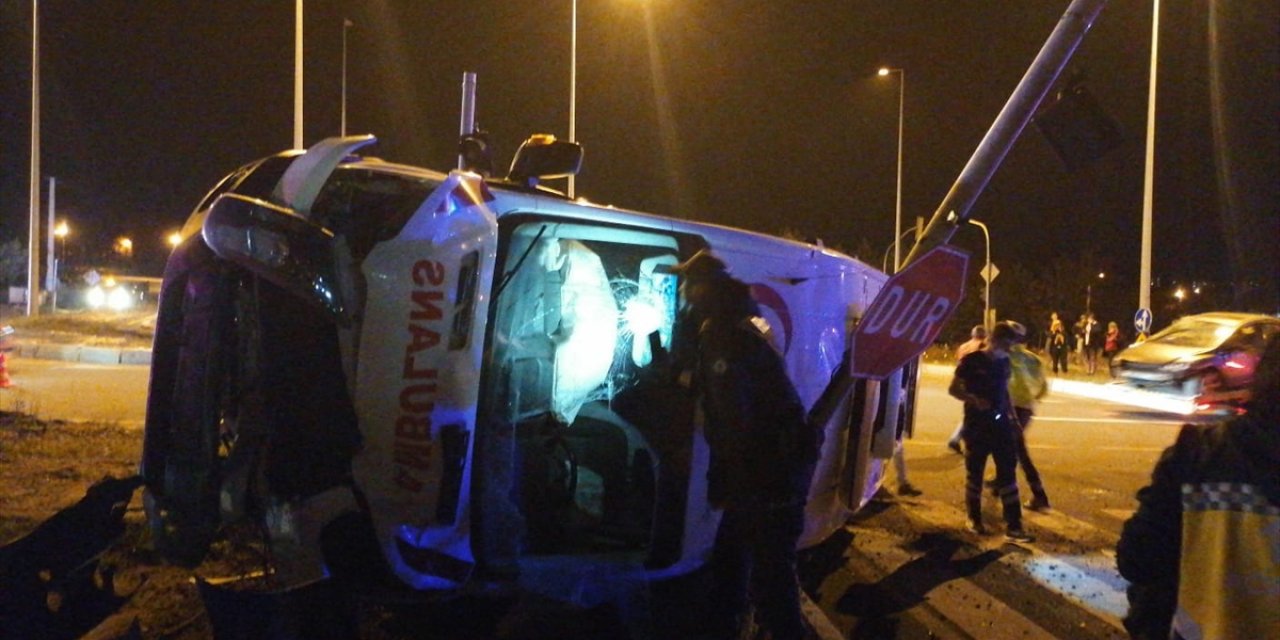 Yaralı taşıyan ambulansla otomobil çarpıştı, 4 kişi yaralandı