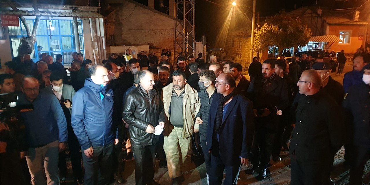 Vali Özkan ve Başkan Altay, Konya depreminin merkezi Kızılören'de incelemelerde bulundu