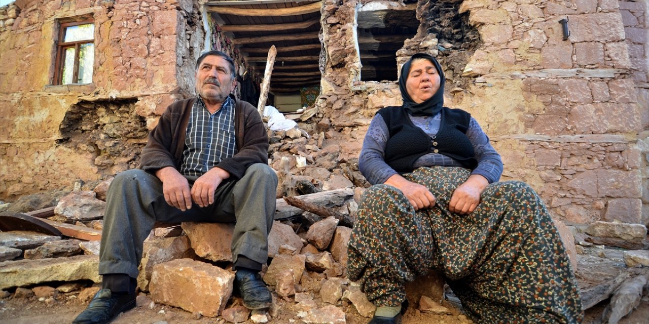 Konya'daki depremde evi hasar gören aile korku dolu anları anlattı