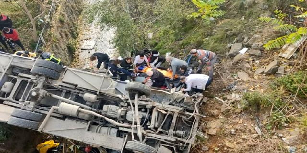 Öğrenci servis aracı dere yatağına devrildi: 2 ölü, 20 yaralı