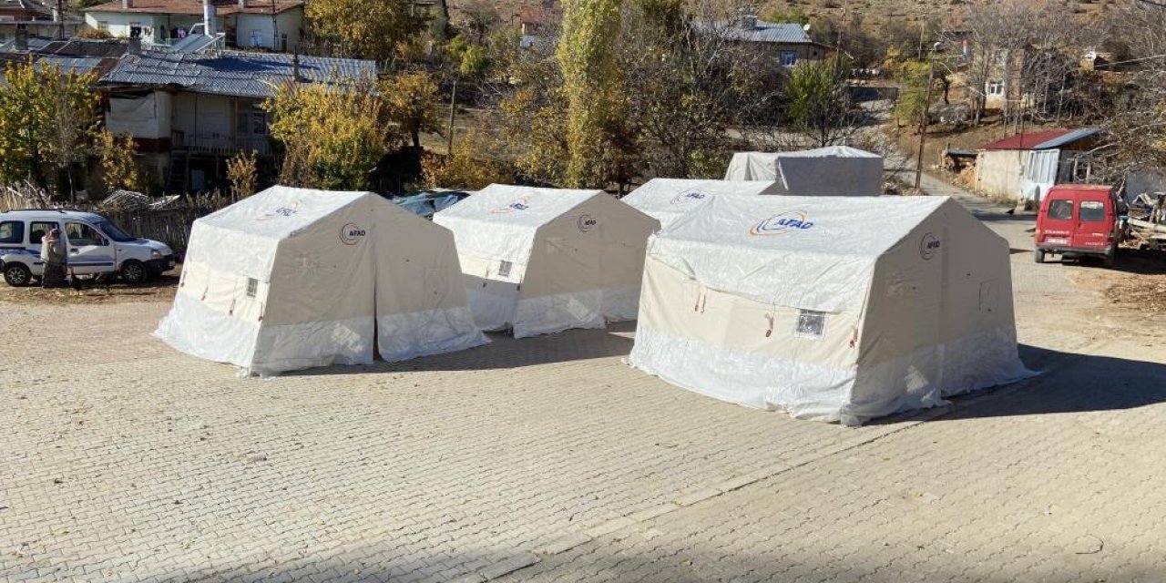 Konya'da depremden etkilenen mahalleye AFAD tarafından çadırlar kuruldu