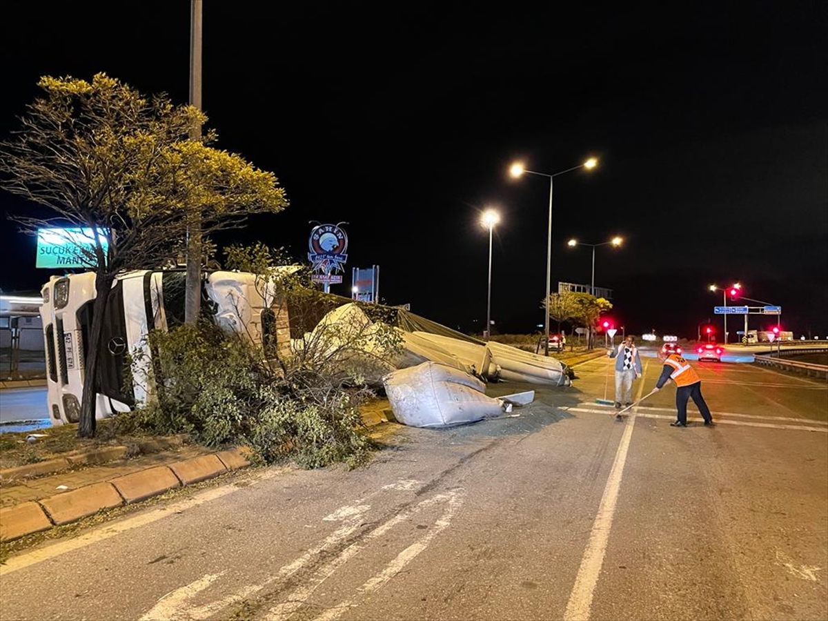 Virajı alamayan Konya plakalı tır devrildi, sürücü hastaneye gitmek istemedi