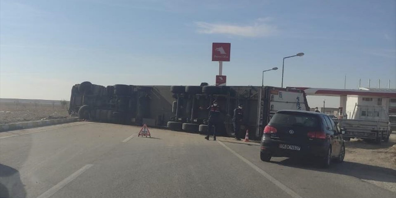 Konya'da devrilen piliç yüklü tırın sürücüsü yaralandı