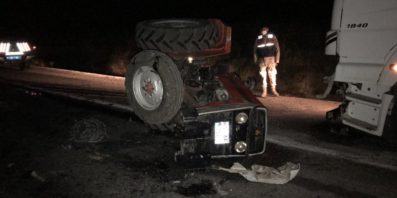 Tırın arkadan çarptığı traktörün sürücüsü öldü