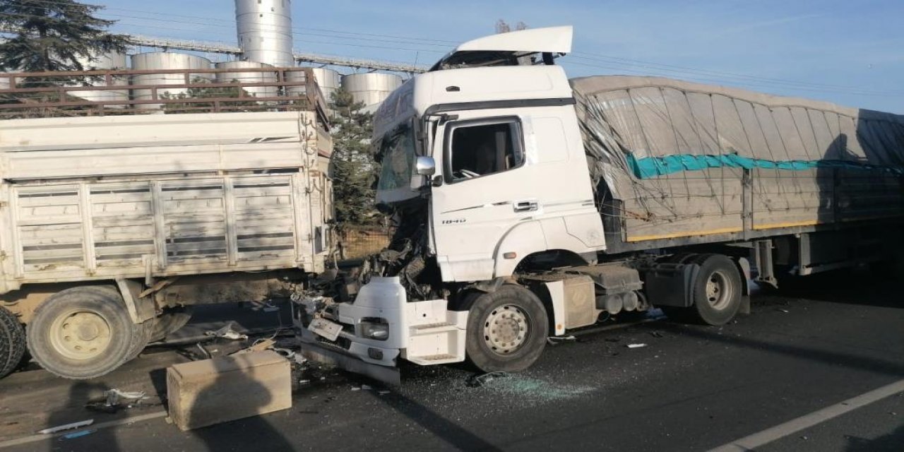 Konya’da kırmıza ışıkta bekleyen kamyona TIR çarptı